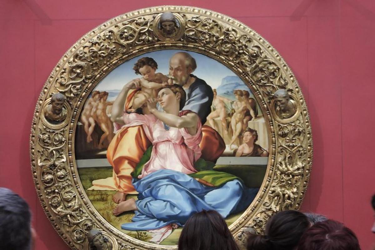 壁に掛かった金色の額縁に入った絵画