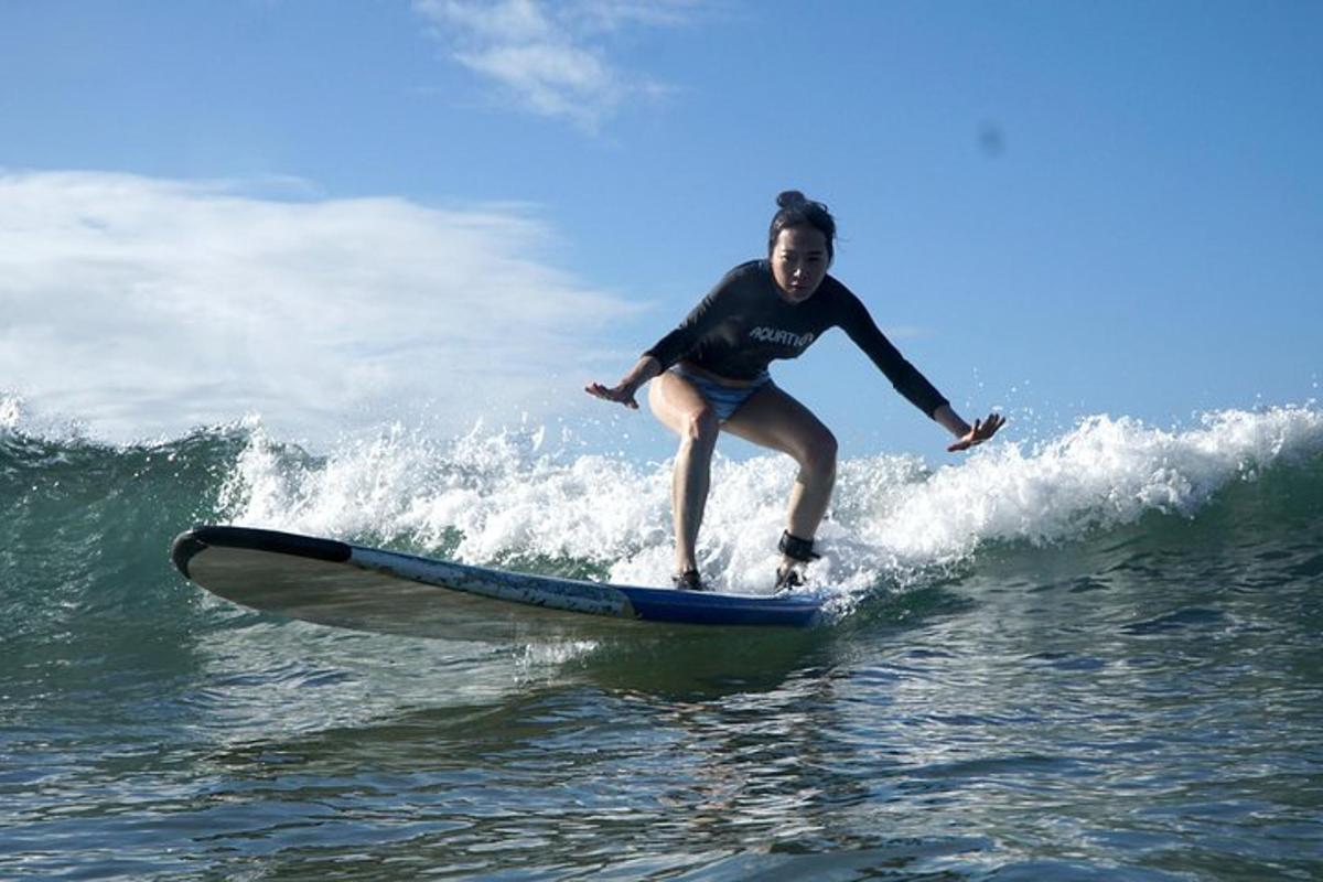 una donna che cavalca un'onda su una tavola da surf nell'oceano