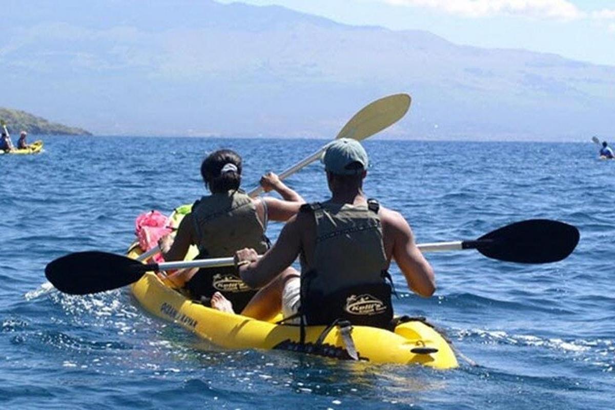 due persone in un kayak giallo in acqua