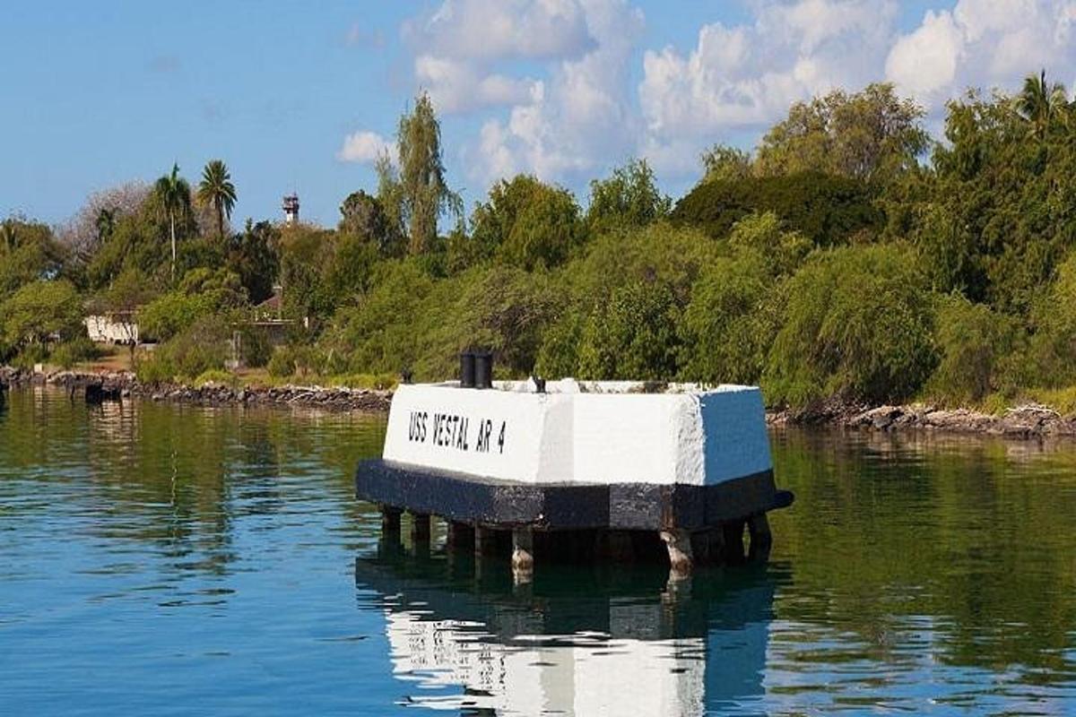 un barco flotando en el agua de un río