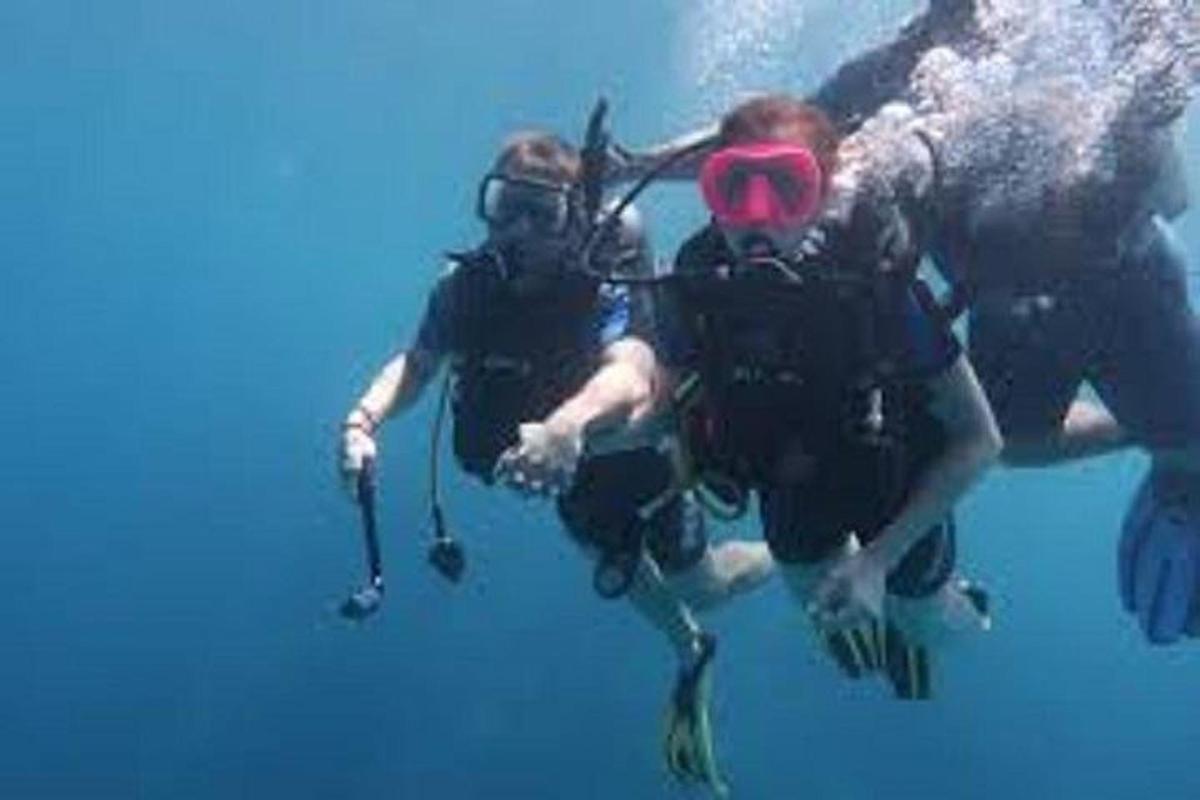 un gruppo di persone che nuotano nell'acqua