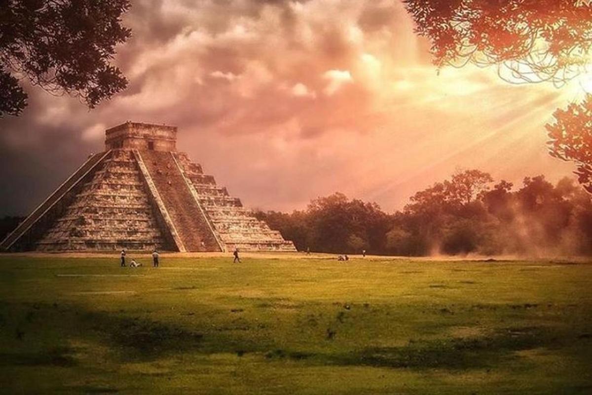 pyramida na travnatém poli se zářícím sluncem
