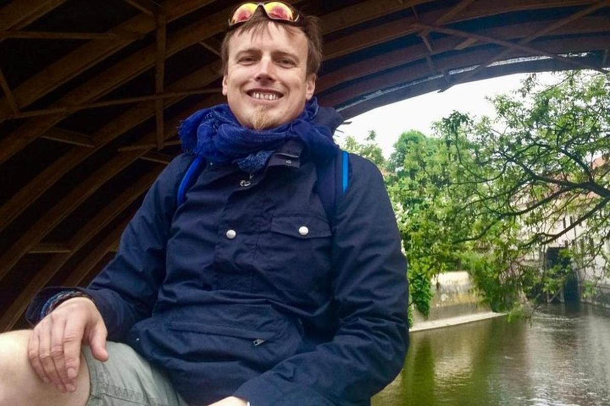 ein Mann, der in einem Boot auf einem Fluss sitzt