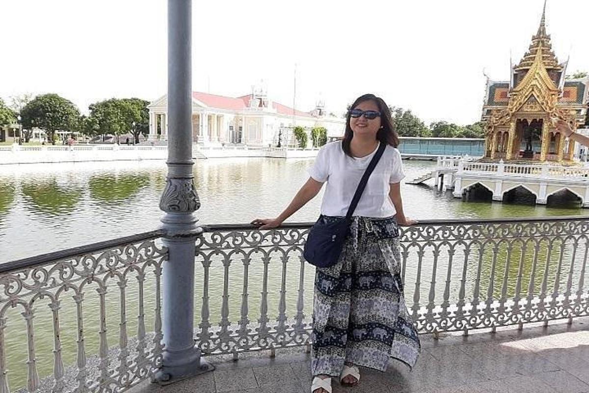 žena stojící na plotě u vody