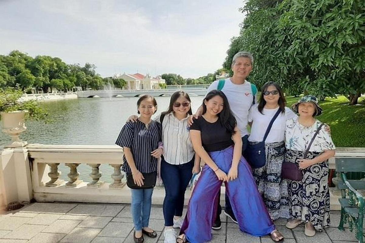 Породица позира за фотографију испред језера