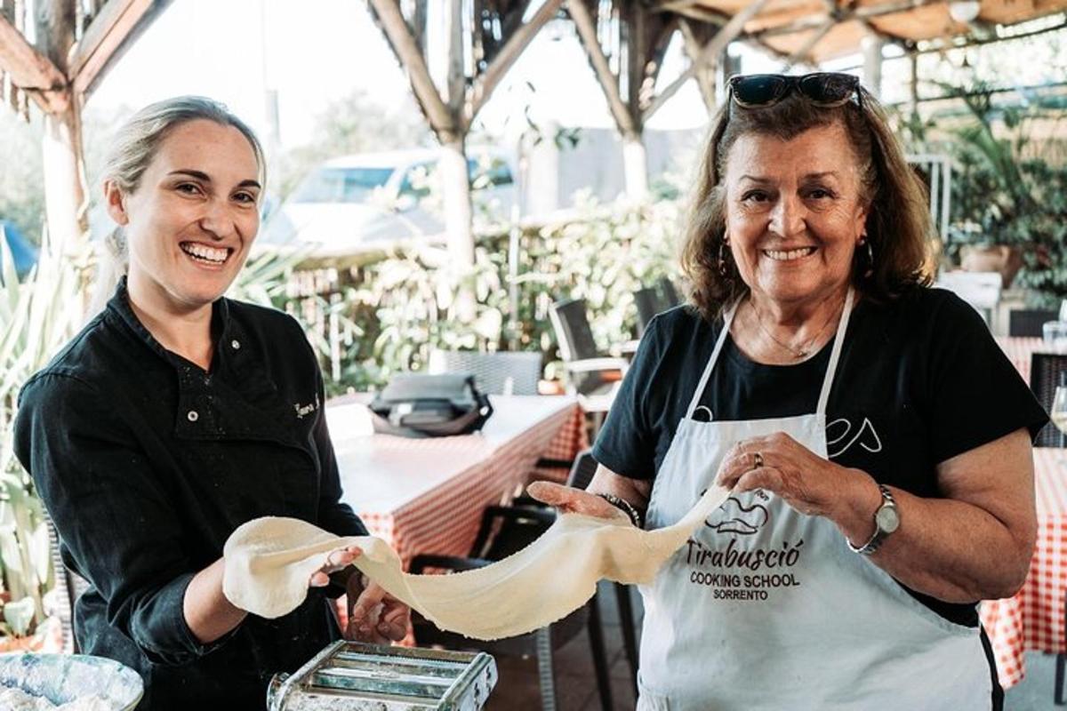 Dos mujeres de pie en una cocina preparando comida