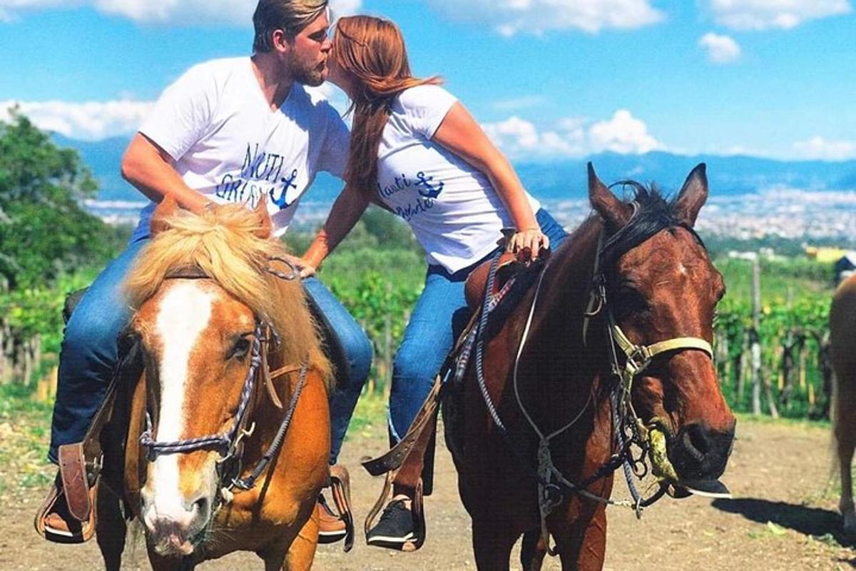 een man en een vrouw die op een paard rijden