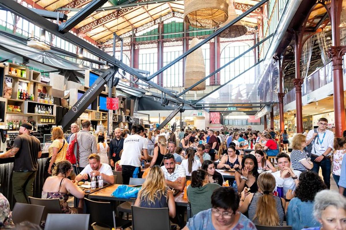 una folla di persone sedute ai tavoli di un ristorante