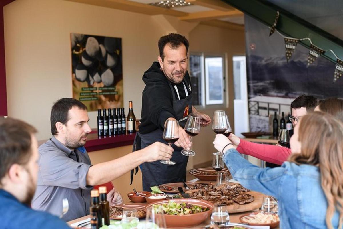 skupina lidí sedících kolem stolu s vinnými sklenicemi