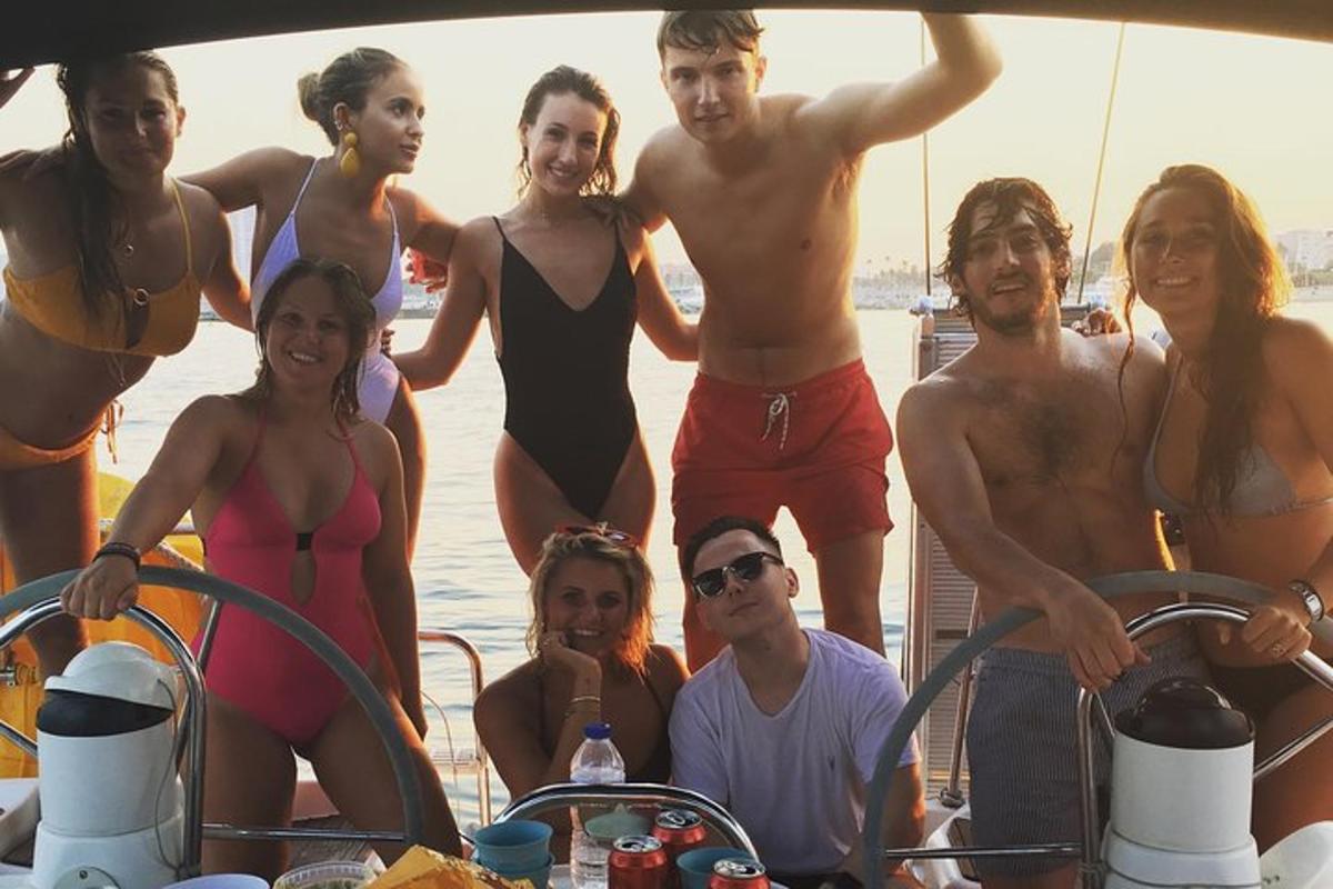 un grup de oameni care stau pe o barcă