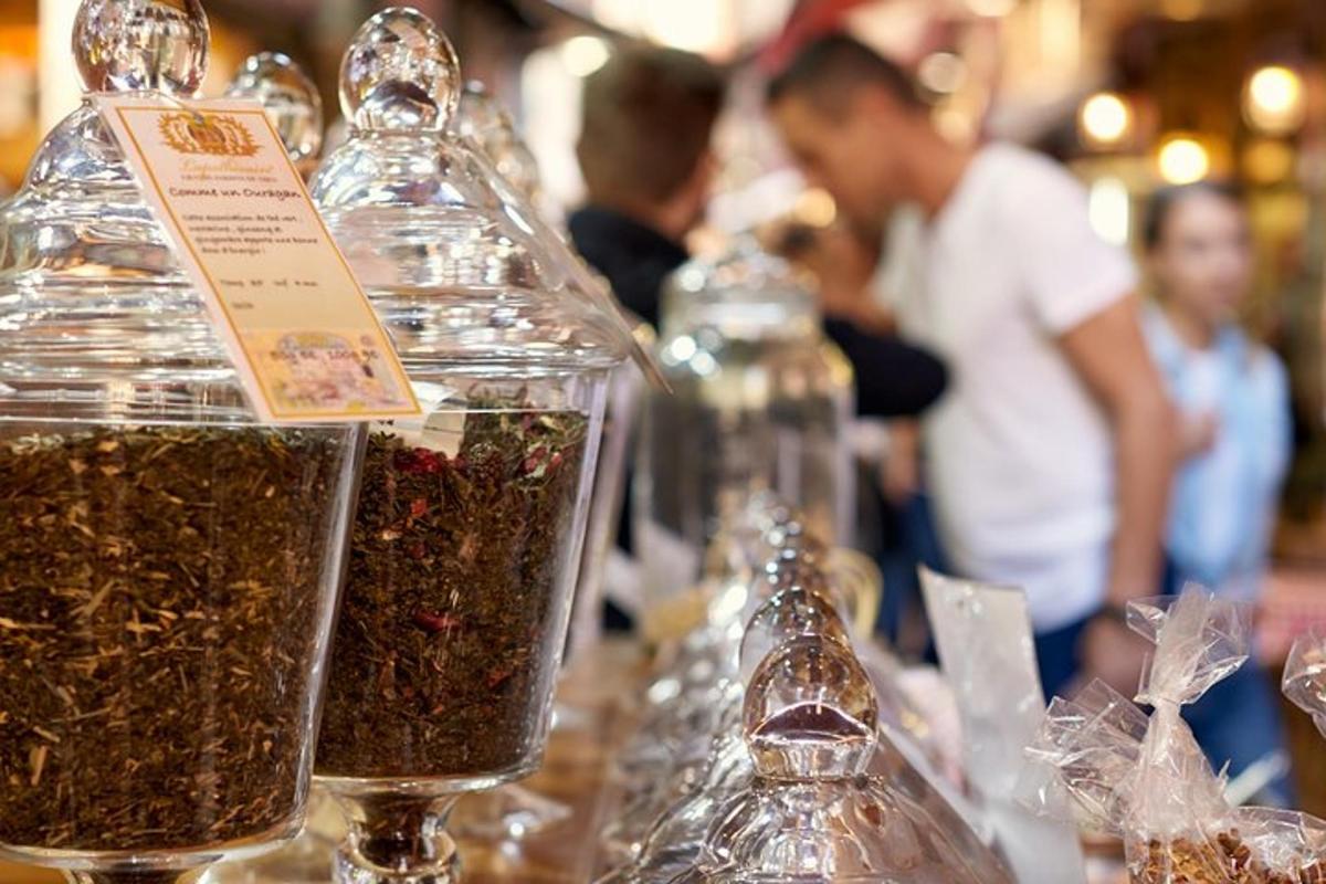 een groep glazen containers gevuld met zaden op een tafel