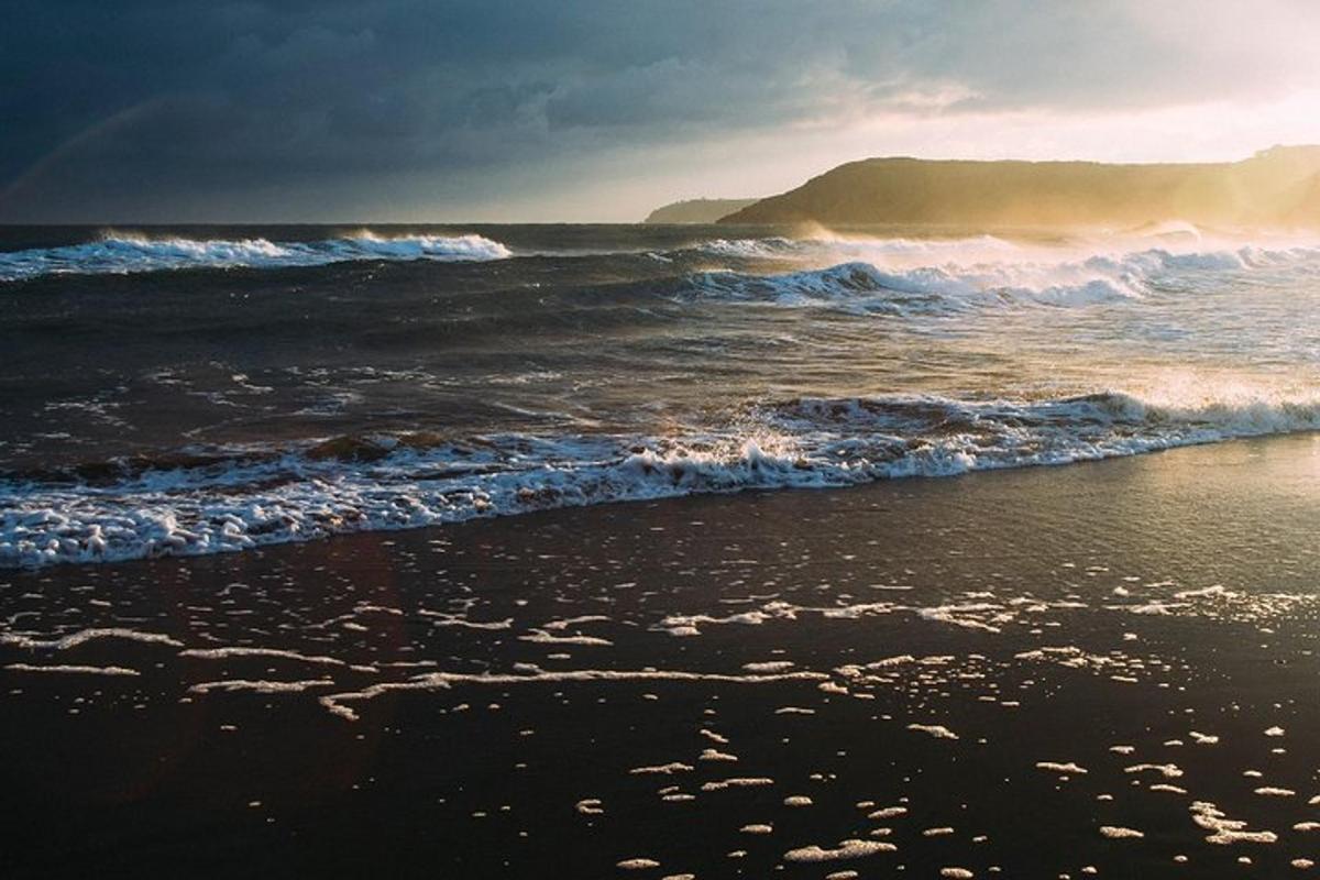 widok na ocean z falami na plaży