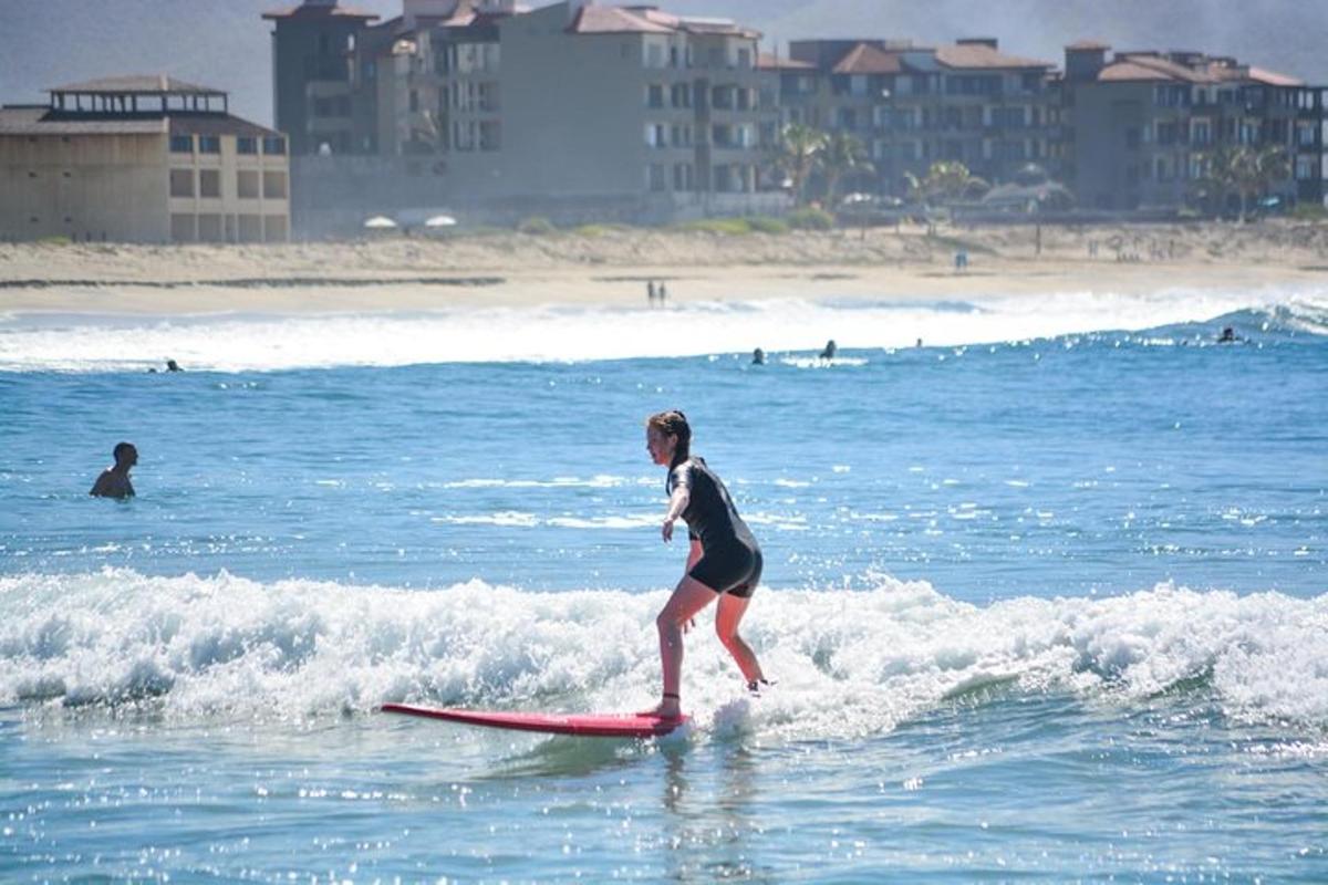 una giovane ragazza che cavalca un'onda su una tavola da surf nell'oceano