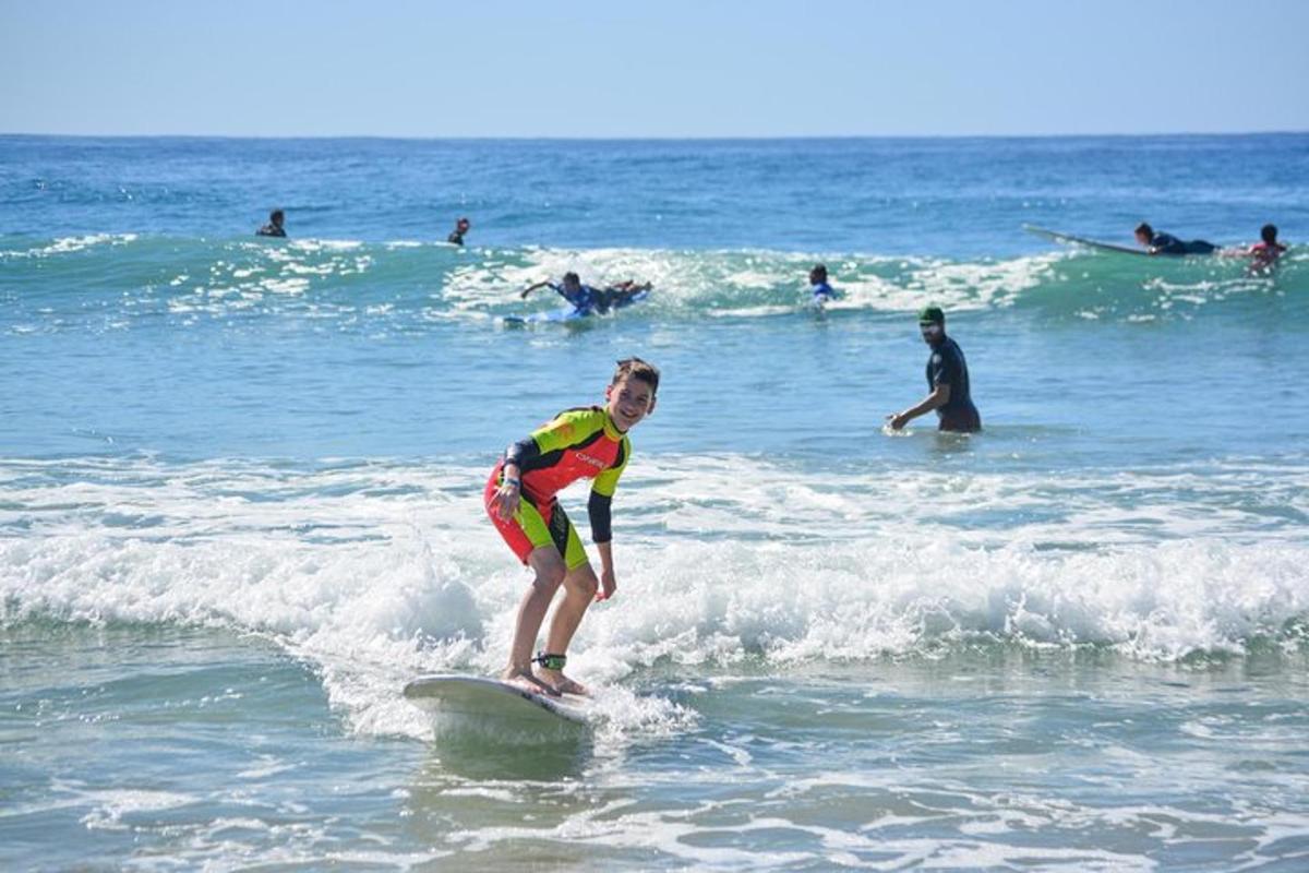 un ragazzino che cavalca un'onda su una tavola da surf nell'oceano