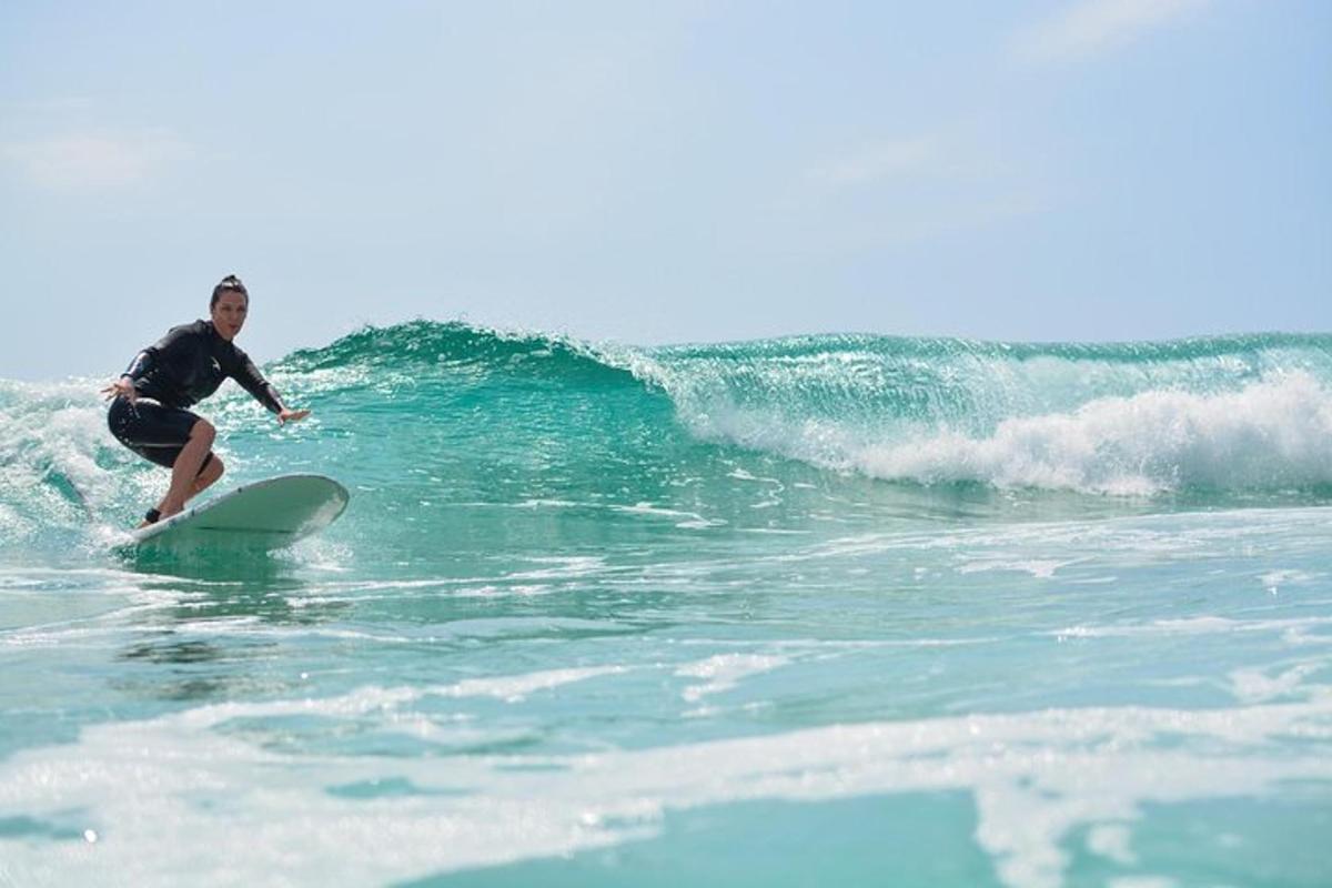 un uomo che cavalca un'onda su una tavola da surf nell'oceano