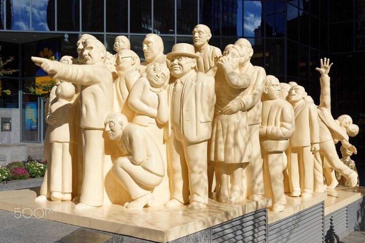 una estàtua d'un grup de persones en una cornisa