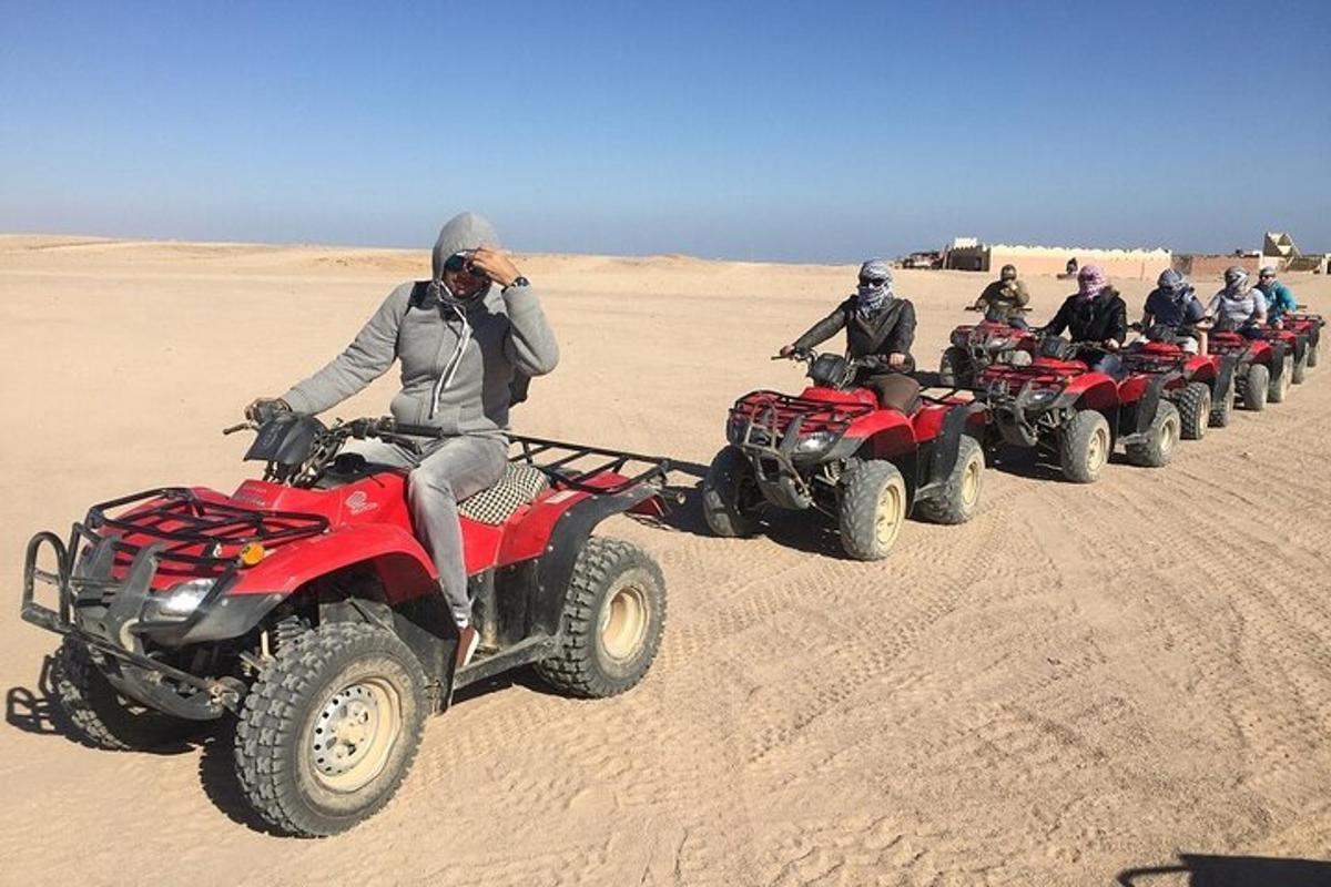 un gruppo di persone in sella a quad nel deserto