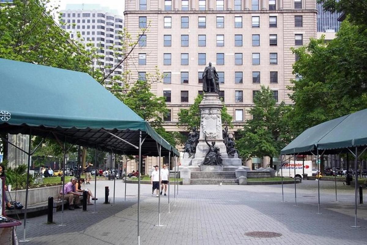 una estàtua al mig d'una ciutat amb edificis