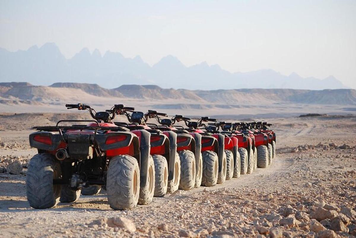 una fila di quad parcheggiati nel deserto