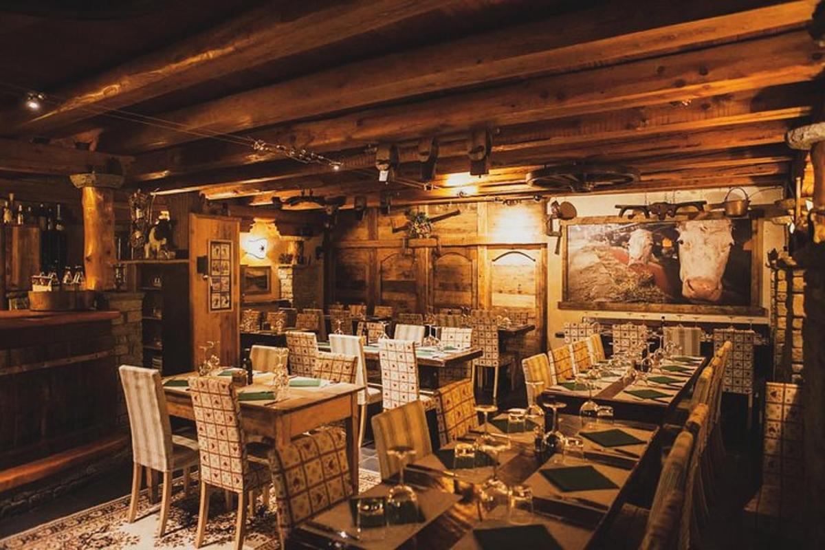 restaurace s dlouhými stoly a židlemi v místnosti