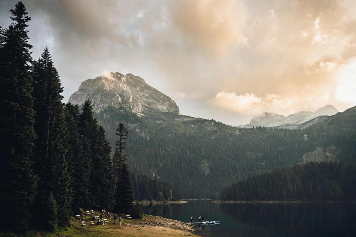 pohled na jezero s horou v pozadí