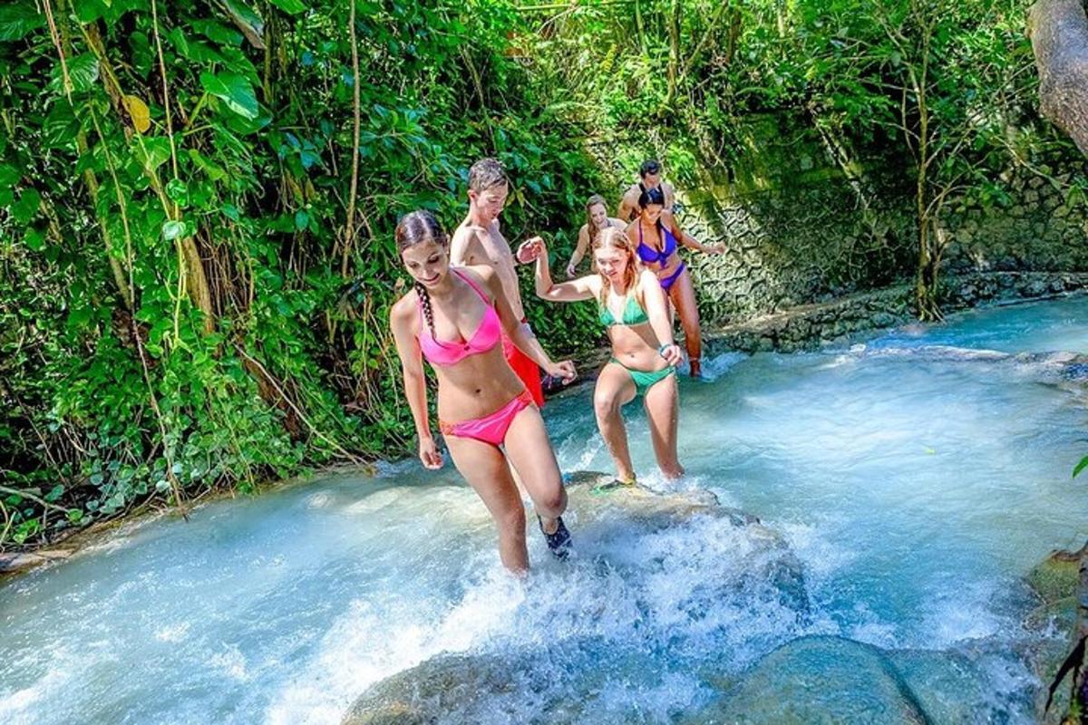 sekelompok orang dengan pakaian renang di sungai