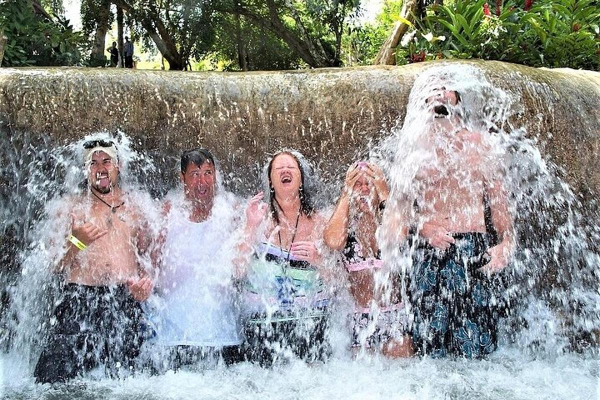 sekelompok orang berdiri di air terjun