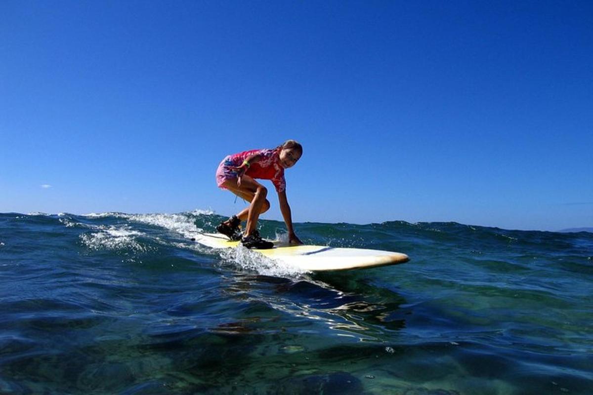en mand, der rider på en bølge på et surfbræt i havet