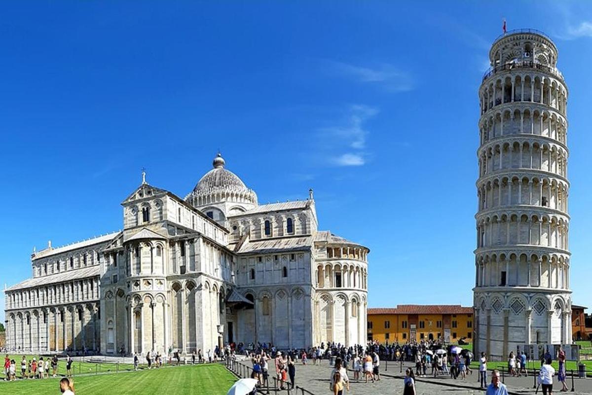 un edificio con una torre pendente accanto a una cattedrale