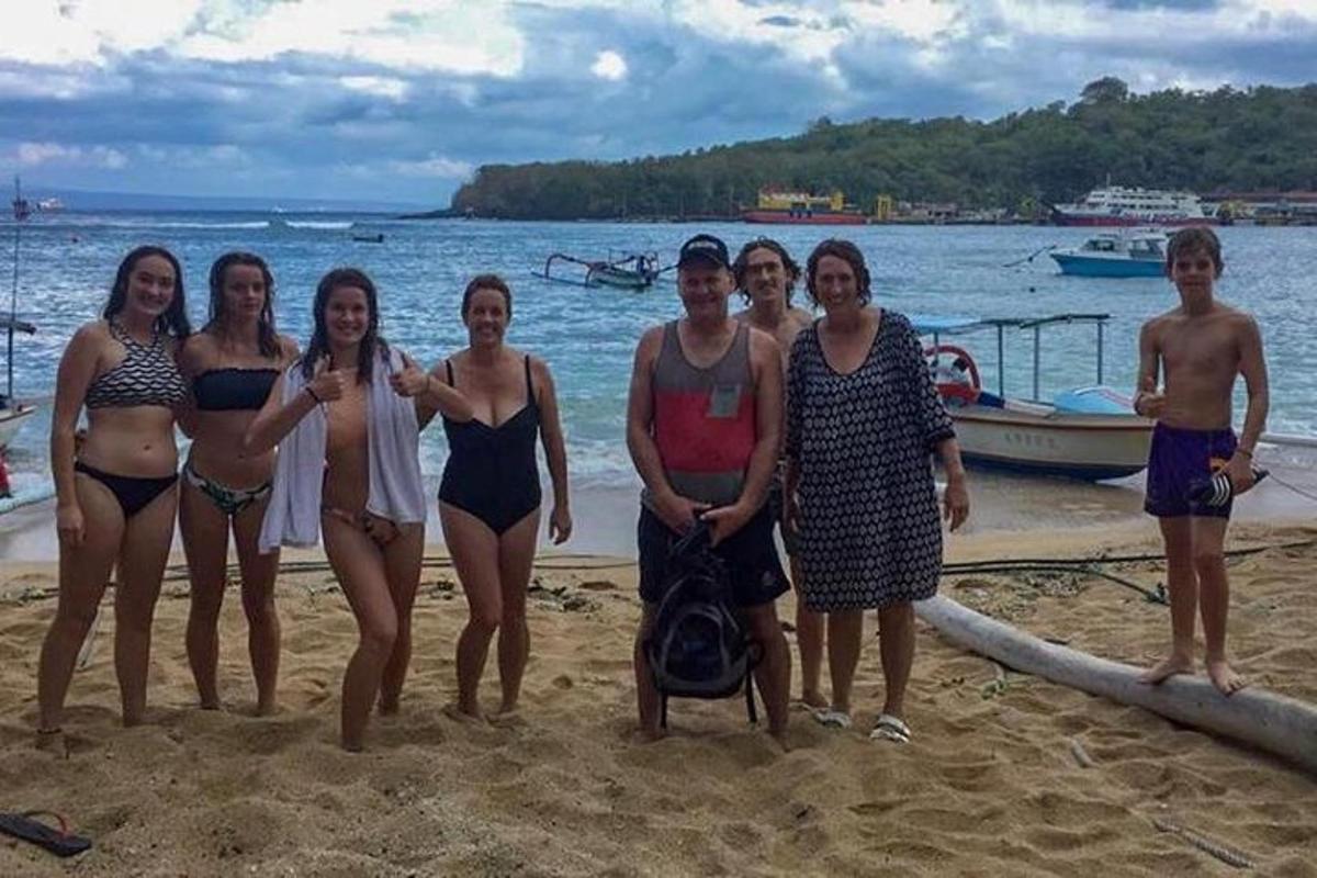 un grupo de personas en traje de baño en una playa