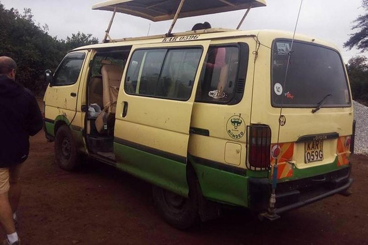 kombi z odprtimi vrati na makadamski cesti