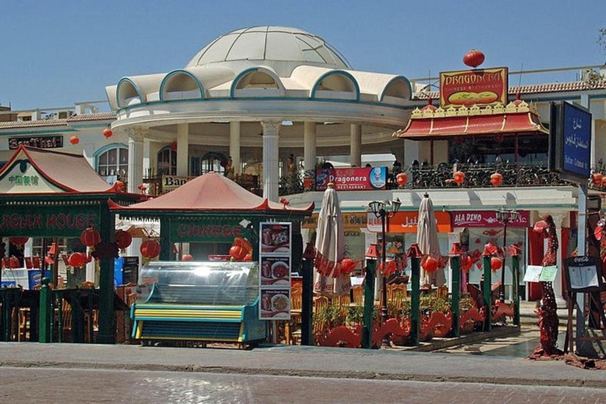 gerobak makanan di depan gedung dengan payung
