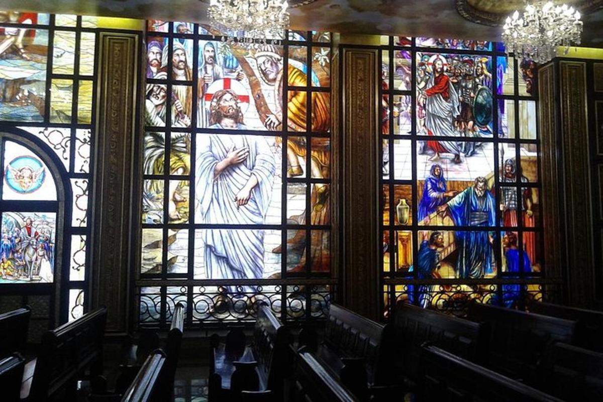tingkap kaca berwarna besar di sebuah gereja