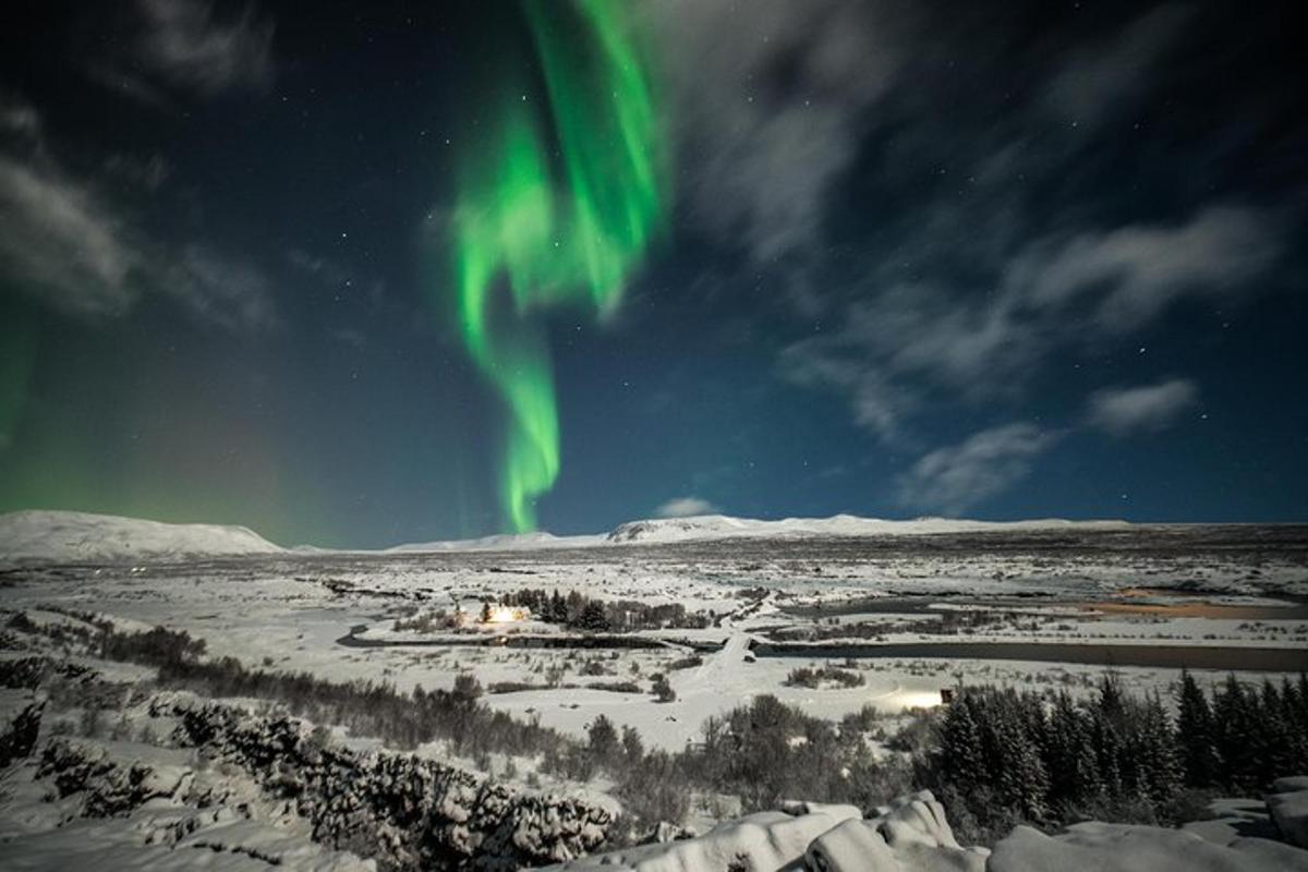 una imagen de una aurora verde en el cielo