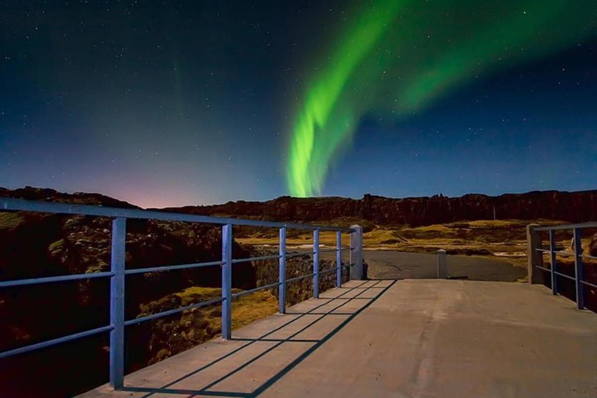 Una plataforma de observación con la aurora en el cielo