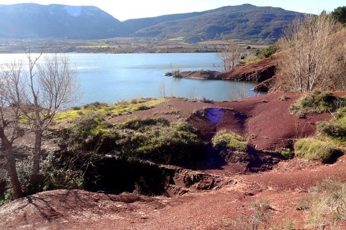 pohled na jezero s horami v pozadí