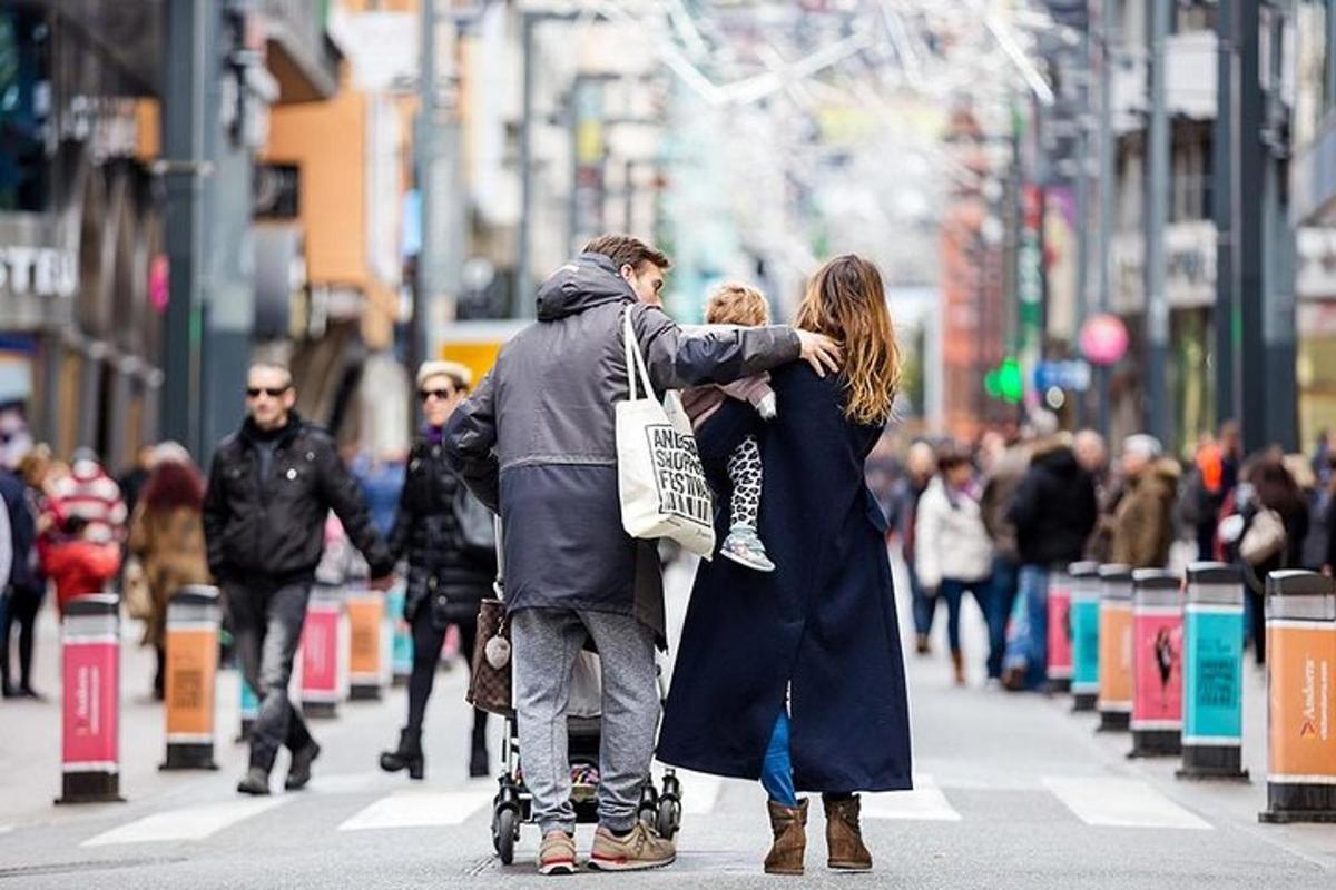 um homem e uma mulher se abraçando em uma rua movimentada da cidade