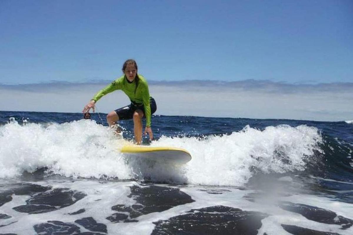 un uomo che cavalca un'onda su una tavola da surf nell'oceano