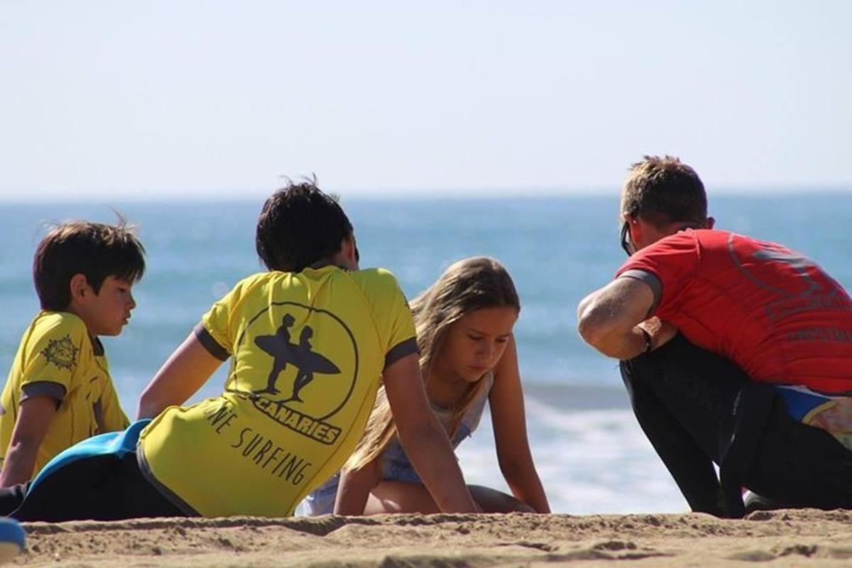 un gruppo di bambini che giocano nella sabbia sulla spiaggia