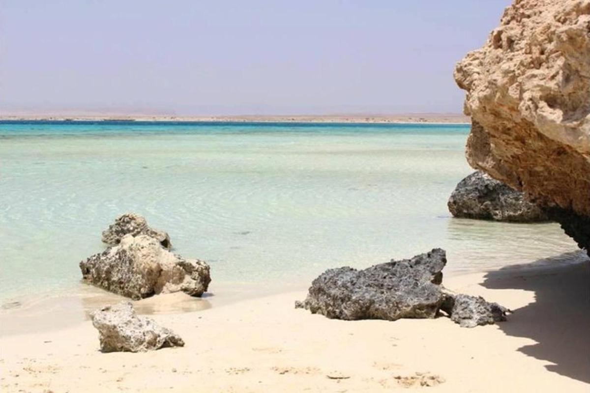 pantai dengan beberapa batu di dalam air
