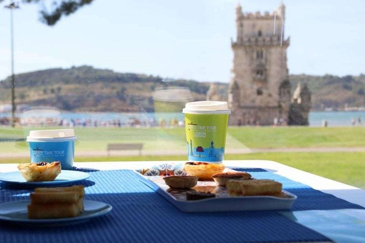 un tavolo blu con un piatto di cibo e una tazza di caffè