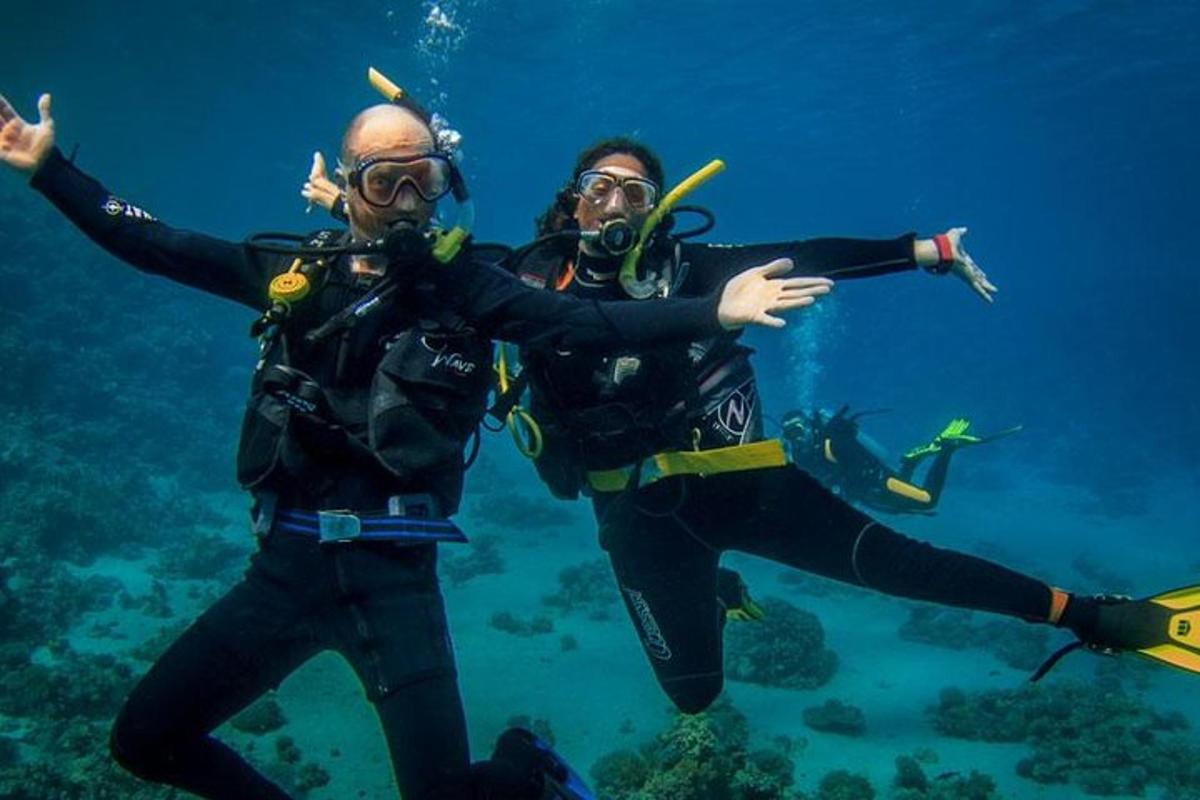 due persone posano per una foto in acqua