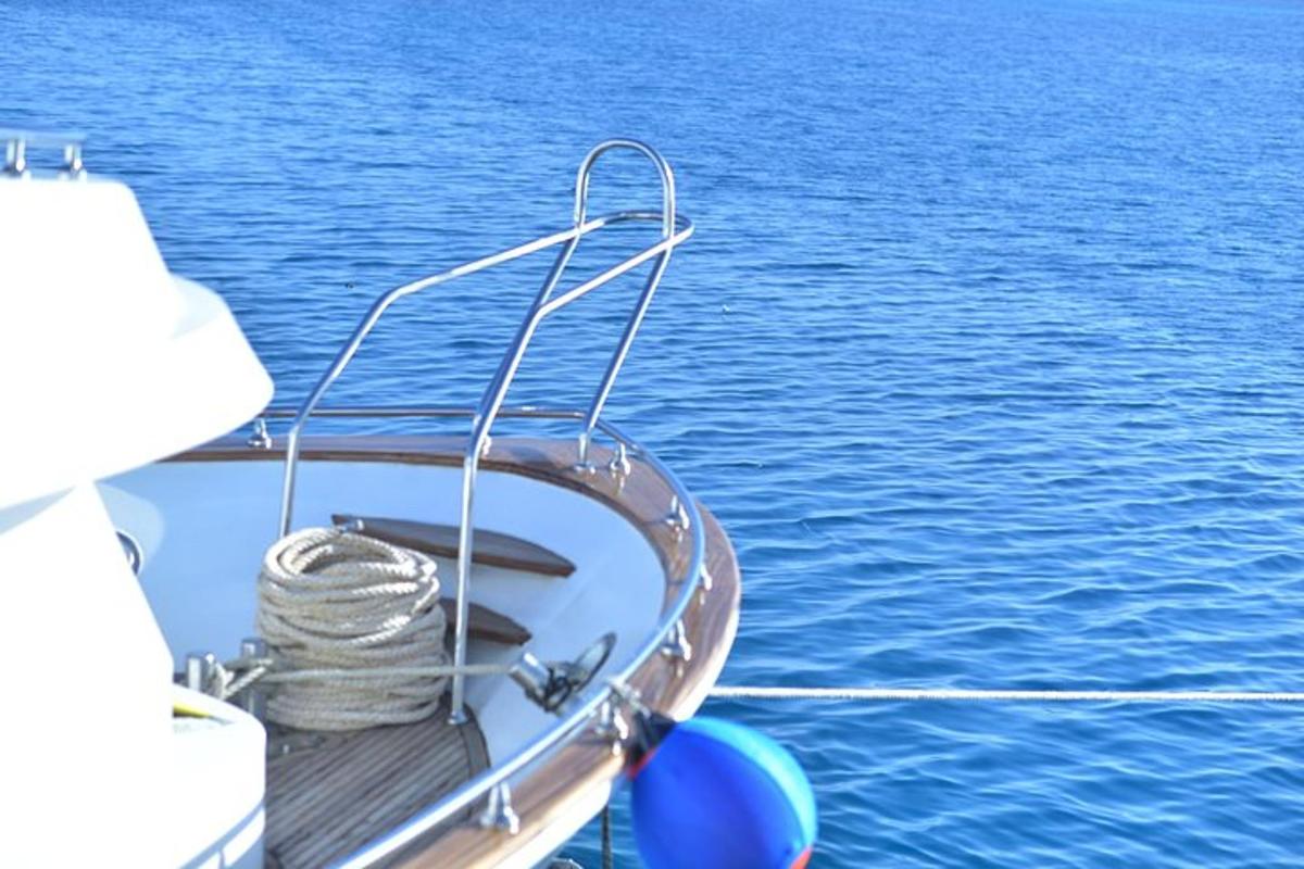una barca con una corda sull'acqua