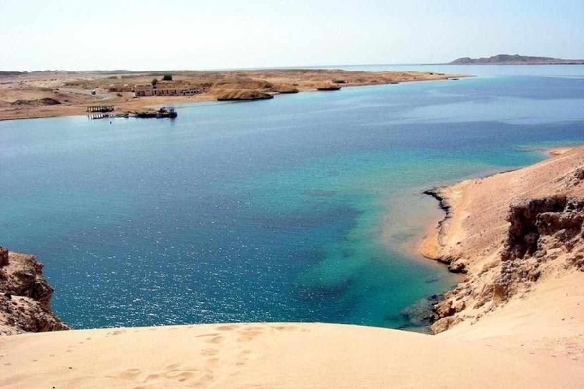 Una vista de un cuerpo de agua en el desierto.