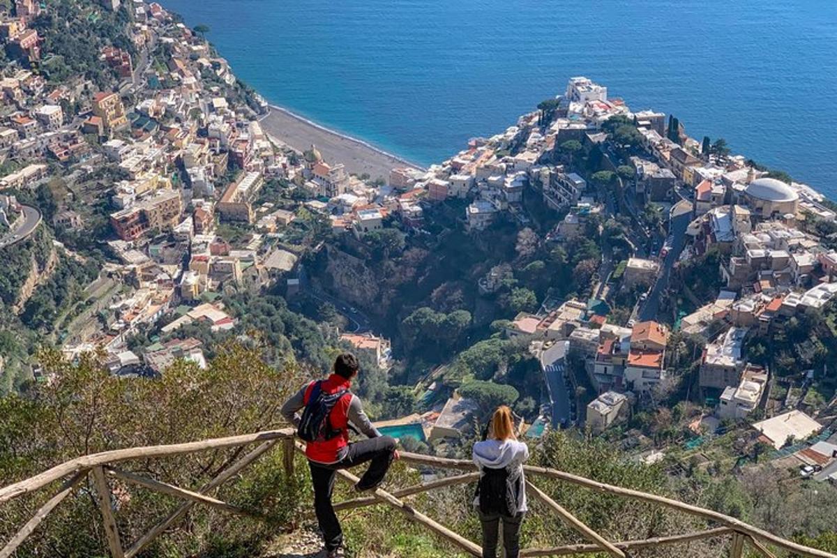seorang lelaki dan seorang wanita berdiri di atas sebuah gunung