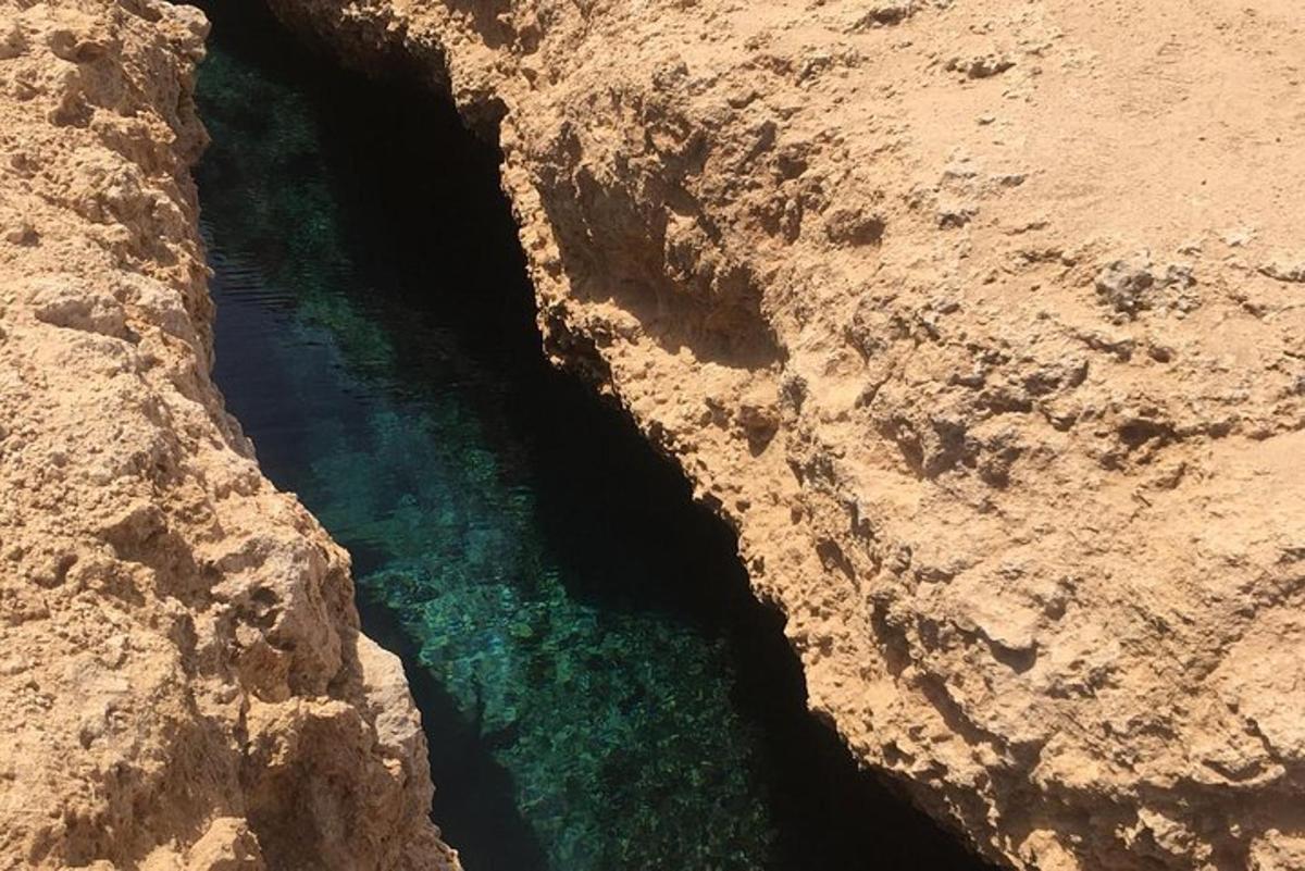 eine Luftaufnahme eines Gewässers zwischen zwei Felsen