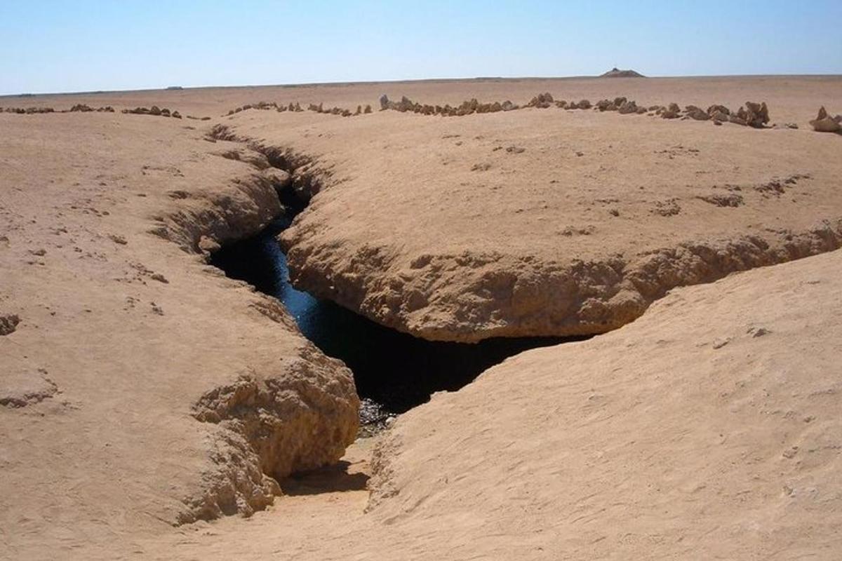 eine Höhle mitten in einer Wüste mit Felsen