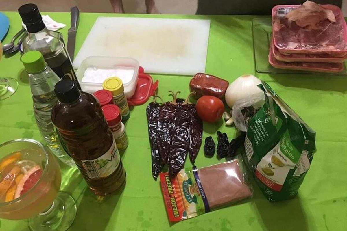 un tavolo verde con del cibo e delle bottiglie sopra