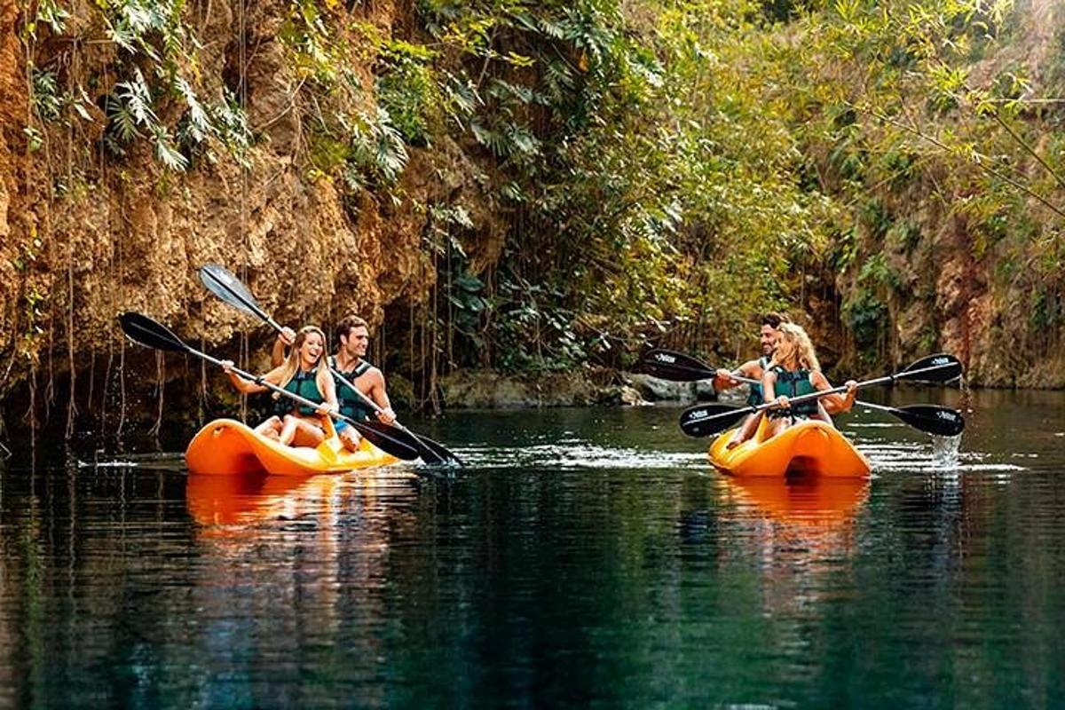 กลุ่มคนกำลังพายเรือคายัคอยู่บนแม่น้ำ