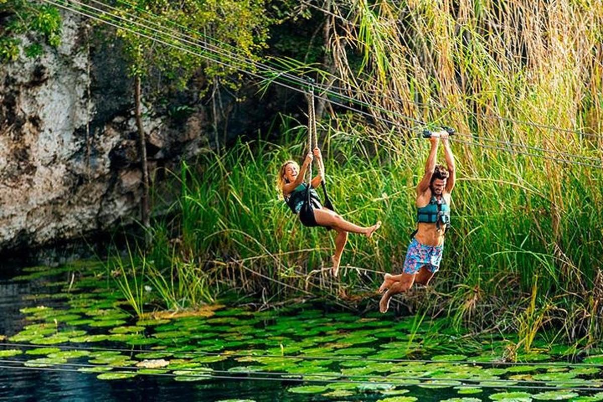 Dos niñas saltando en un puente de cuerda sobre un cuerpo de agua